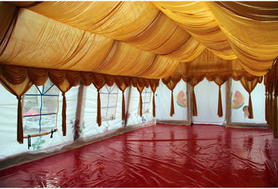 大型充氣帳篷與折疊桌椅 打造靈活便捷的婚宴新體驗